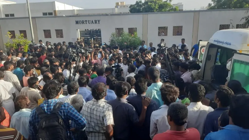  ശനിയാഴ്ച വൈകീട്ടുണ്ടായ ദുരന്തത്തിൽ നൂറിലധികം പേർക്ക് പരിക്കേറ്റിട്ടുണ്ട്. റാലി സംഘാടനത്തിലുണ്ടായ വലിയ വീഴ്ചയാണ് ദുരന്തത്തിന് കാരണമായതെന്നാണ് പ്രാഥമിക വിലയിരുത്തൽ. 