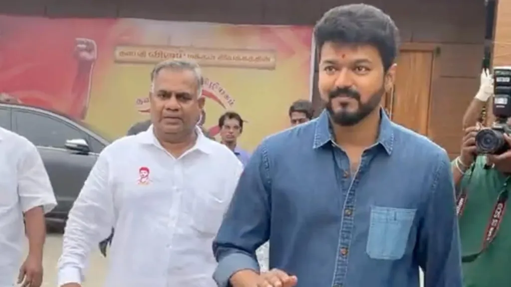 TVK ജനറൽ സെക്രട്ടറി ബുസ്സി ആനന്ദും വിജയും 