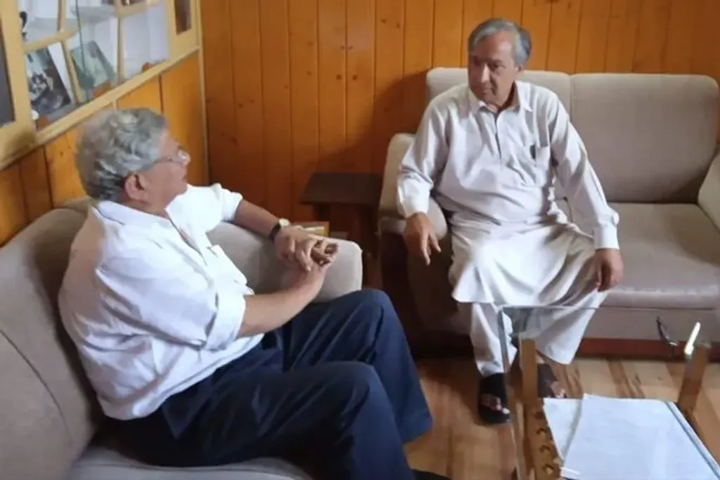 കാശ്മീരിന് പ്രത്യേക പദവി നൽകുന്ന 370–ാം വകുപ്പ് റദ്ദു ചെയ്തതിനുശേഷം യൂസഫ് തരിഗാമിയെ ഉൾപ്പെടെയുള്ള കാശ്മീരി നേതാക്കളെ വീട്ടുതടങ്കലിലാക്കിയ ഘട്ടത്തിൽ തരിഗാമിയെ കാണാൻ അദ്ദേഹം നടത്തിയ ഇടപെടലുകൾ ചരിത്രത്തിന്റെ ഭാഗമാണ്.