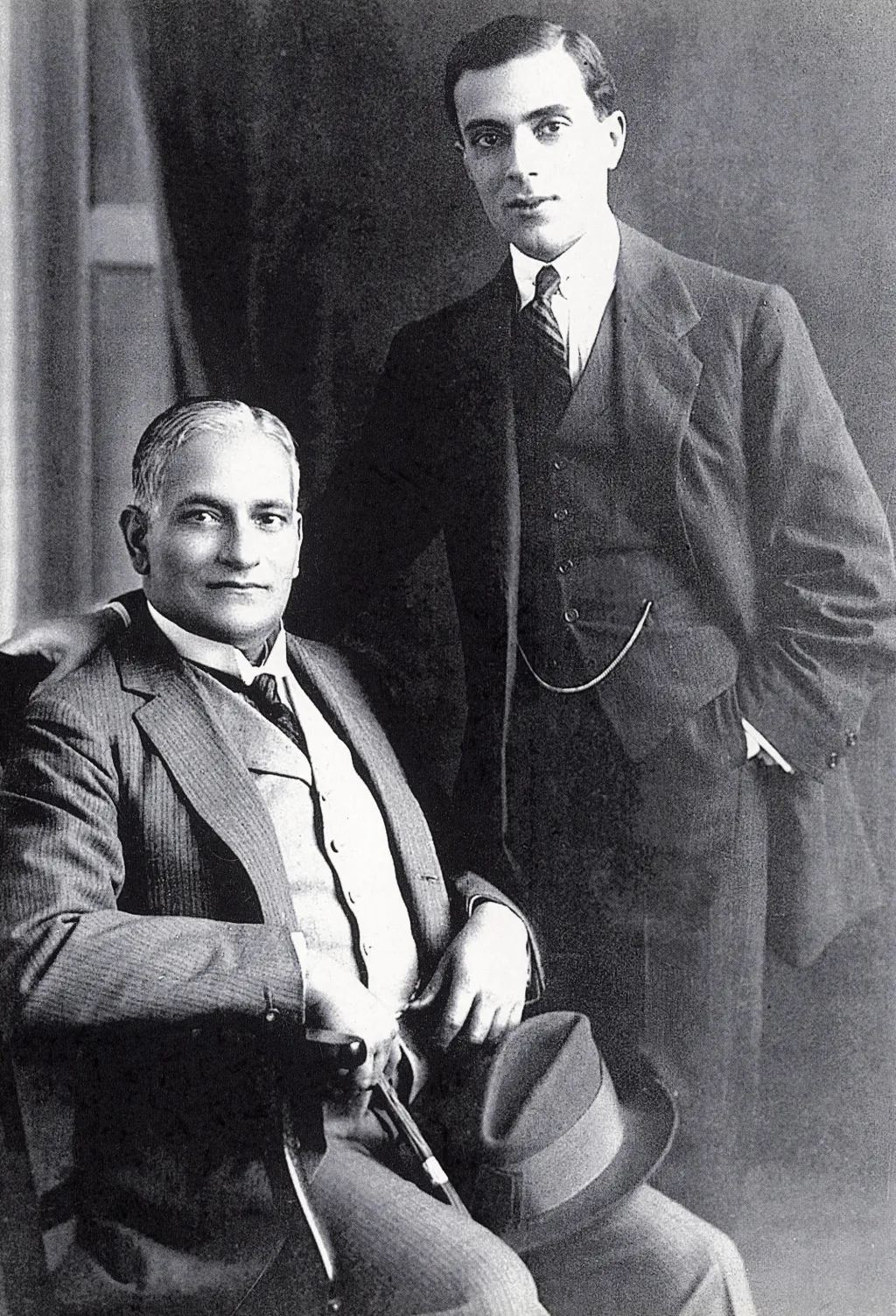 യുവാവായ ജവഹർലാൽ അച്ഛൻ മോത്തിലാൽ നെഹ്‌റുവിനൊപ്പം.