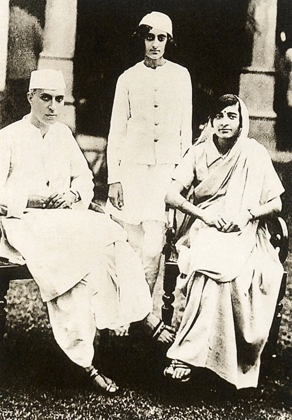 ജവഹൽലാൽ നെഹ്റു, ഇന്ദിര പ്രിയദർശിനി, കമലാ നെഹ്‌റു, 1931- ലെ കുുടംബചിത്രം.