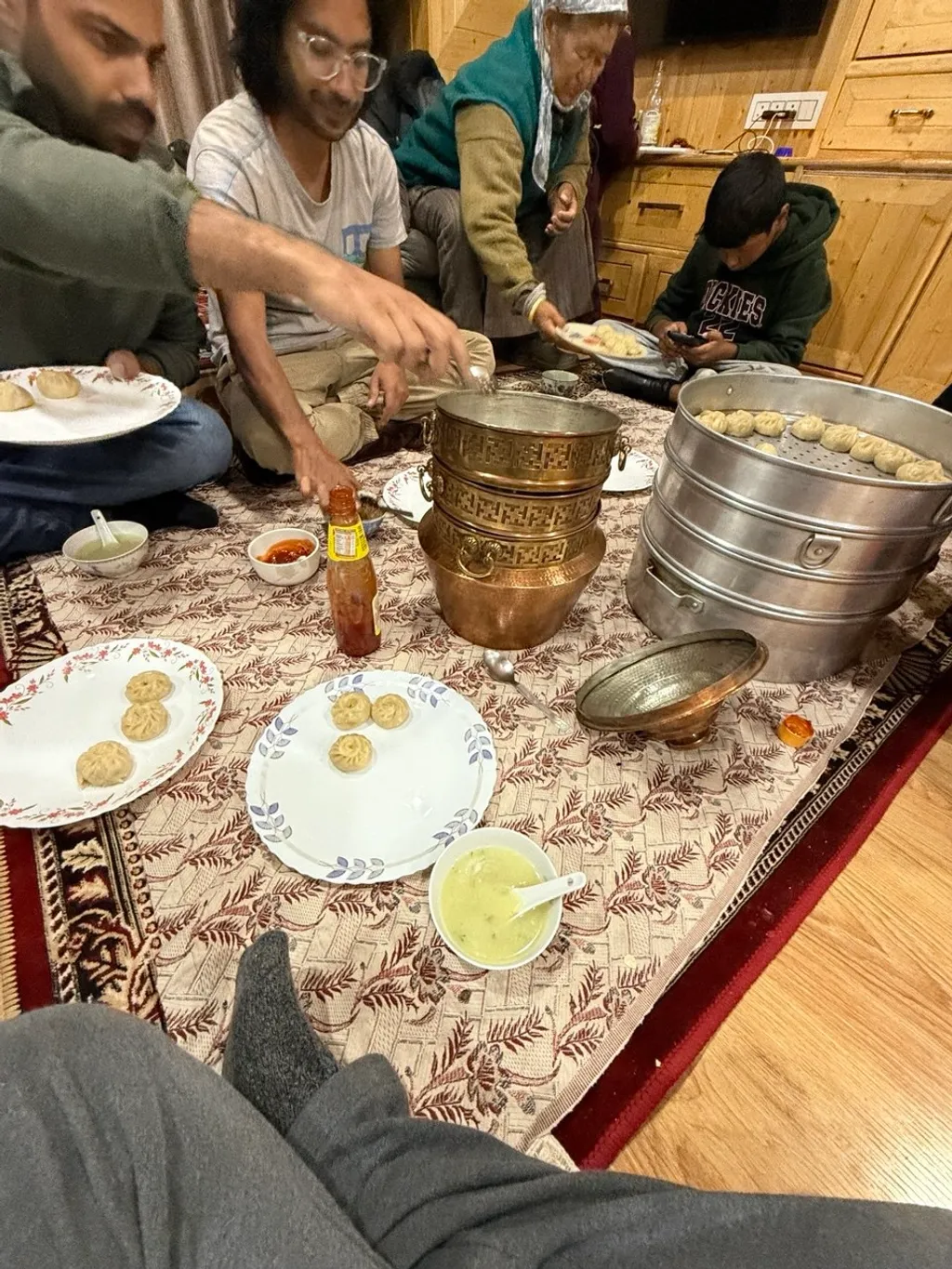 ഹോംസ്റ്റേ ഉടമയ്ക്കൊപ്പം ഞങ്ങളുടെ ഡിന്നർ. 
