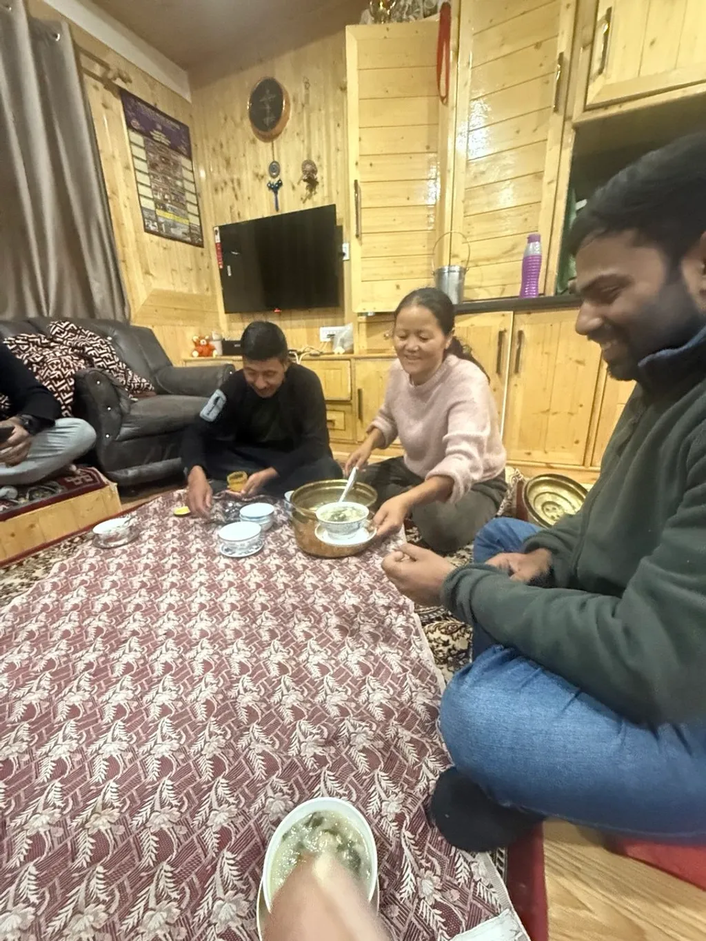 ഹോംസ്റ്റേയിലുണ്ടായിരുന്നത് അച്ഛൻ, അമ്മ, മുത്തശ്ശി, രണ്ട് കുട്ടികൾ എന്നിവരാണ്.  ഞങ്ങൾ എപ്പോഴും ആ കുടുംബത്തോടൊപ്പം ഒരുമിച്ചായിരുന്നു ഭക്ഷണം കഴിച്ചിരുന്നത്. 