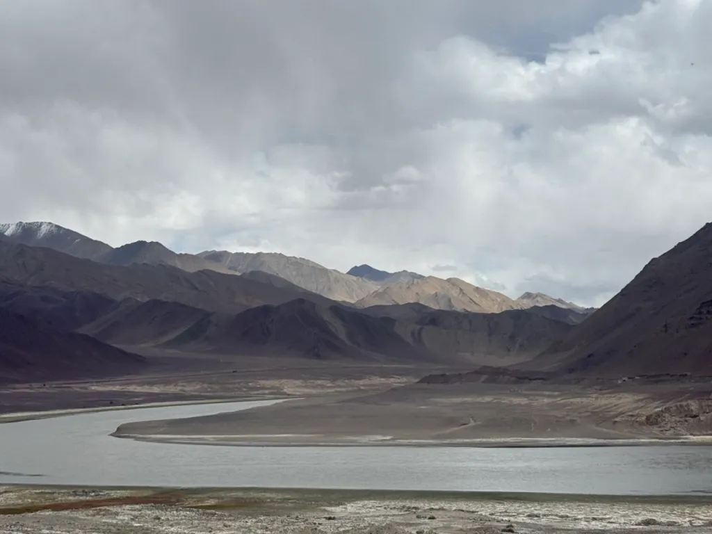 സിന്ധു നദിയുടെ അരികിലൂടെ ഏകദേശം എട്ടു മണിക്കൂർ നീണ്ട യാത്ര. അവസാന ഒരു മണിക്കൂർ, നദി വിട്ട് കൈവഴിയായ ഹാൻല നദി വഴിയായിരുന്നു യാത്ര. 