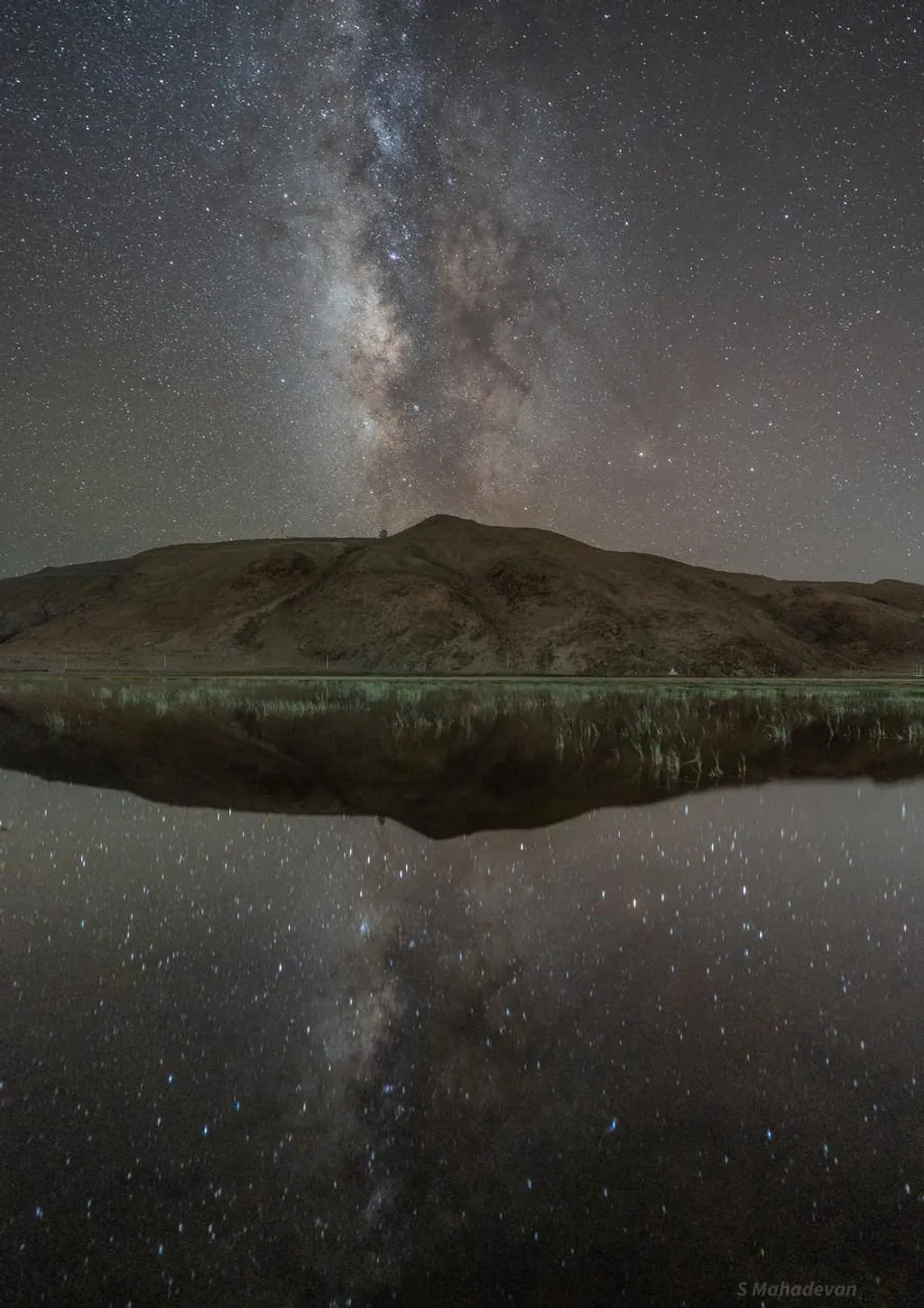 മിൽക്കി വേയും അതിന്റെ പ്രതിഫലനവും, മഹാദേവൻ പകർത്തിയ ദൃശ്യം. 