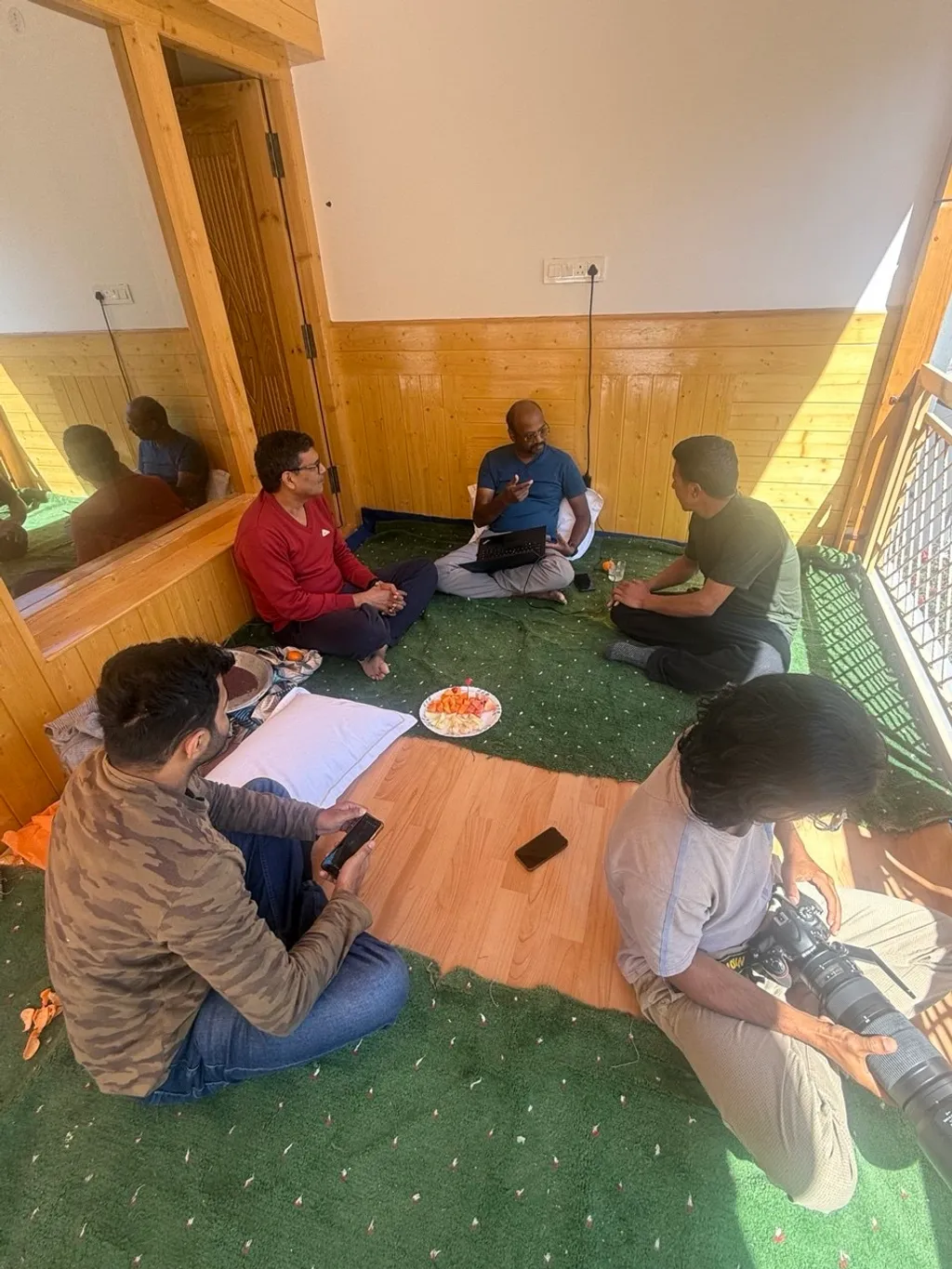 ജഗൻ, സുധാഷ്, ഹോം സ്റ്റേ ഉടമ PadmaWangyan, മഹാദേവൻ, സ്നേഹിത് എന്നിവർ വൈകുന്നരത്തെ ചായക്കിടെ.