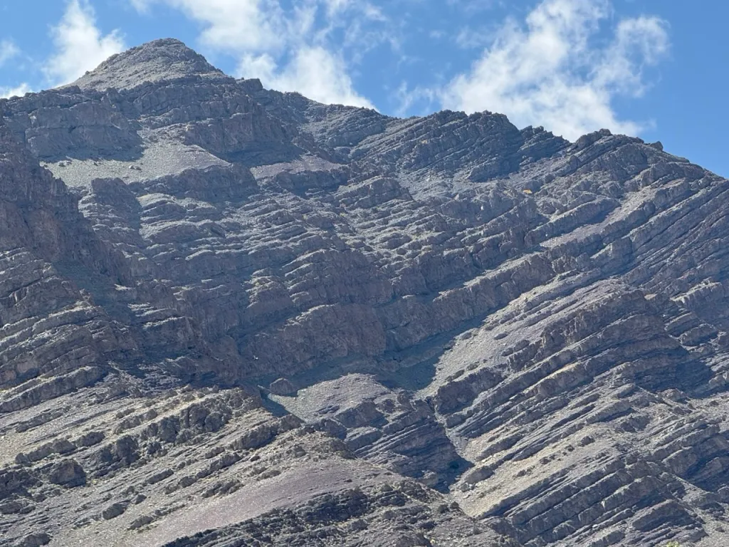 ലഡാക്കിലൂടെ  സഞ്ചരിക്കുമ്പോൾ പർവതങ്ങളിലും പാറക്കെട്ടുകളിലും ടെക്സ്ചറുകൾ ഓവർലാപ്പ് ചെയ്യുമ്പോൾ വ്യത്യസ്ത നിറങ്ങൾ സൃഷ്ടിക്കപ്പെടുന്നു.