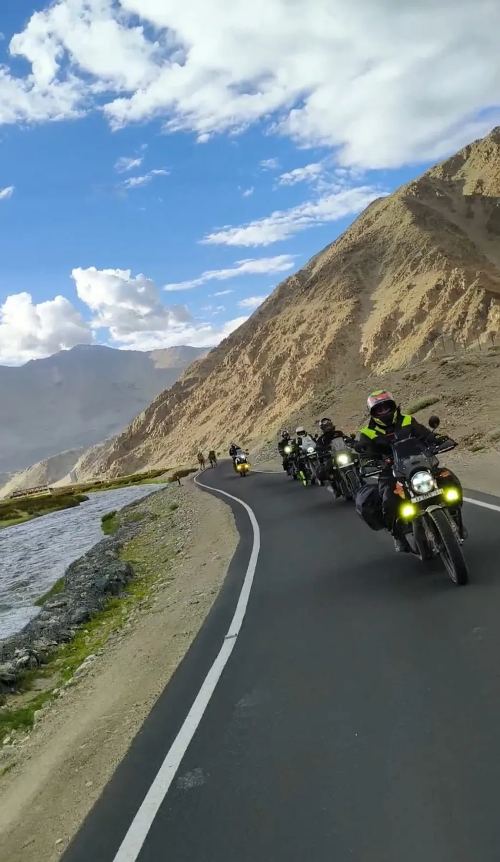 മറ്റൊരു കാഴ്ച ബൈക്ക് യാത്രക്കാരാണ്. പത്തും ഇരുപതും പേരടങ്ങുന്ന ​ഗ്രൂപ്പുകളായി, ഒരു നിരയായി പോകുന്ന ബൈക്കേഴ്‌സ് സ്ഥിരം കാഴ്ചയാണ്.