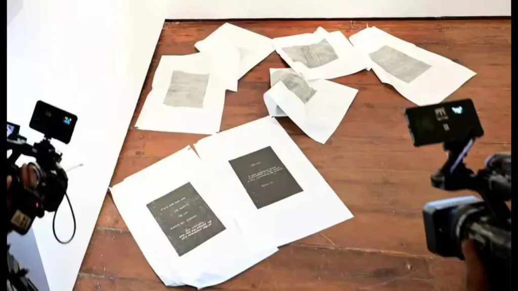 എറണാകുളം ദർബാർ ഹാൾ ആർട്ട് ഗ്യാലറിയിൽ നോർവീജിയൻ കലാകാരി ഹനാൻ ബെനാമറിന്റെ കലാസൃഷ്ടികൾ തെറിവാക്കുകളുണ്ടെന്നാരോപിച്ച് കീറിയെറിഞ്ഞ നിലയിൽ