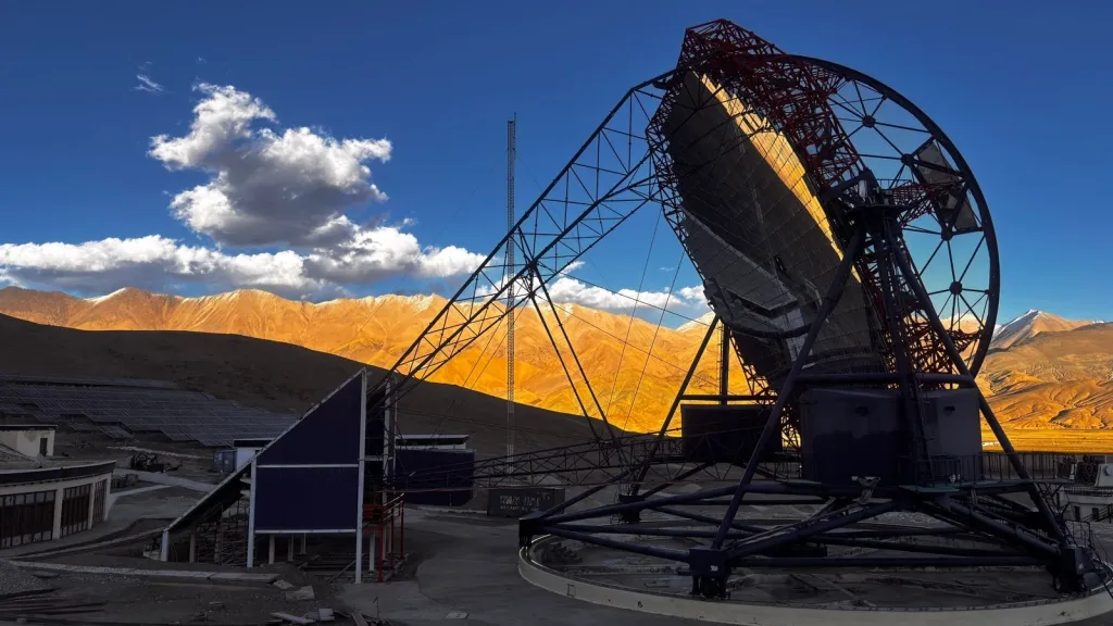  MACE - Major Atmospheric Cherenkov Experiment, ലോകത്തിലെ മൂന്നാമത്തെ വലിയ ഗാമാ- റേ ടെലിസ്കോപ്പ്, ബാംഗ്ലൂർ IIA ഓഫീസിൽ നിന്നാണ് അത് നിയന്ത്രിക്കുന്നത്. 
