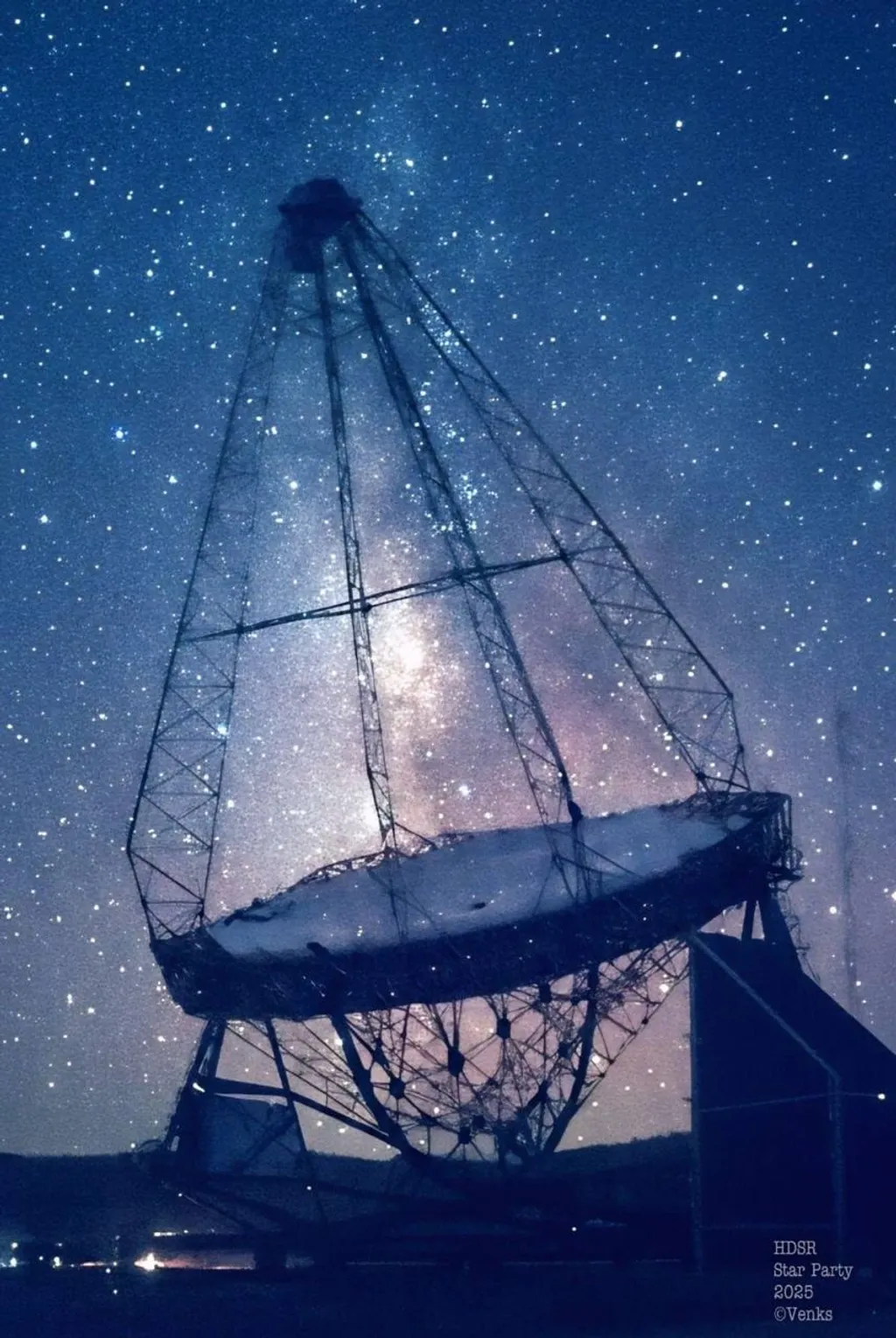 MACE. ദൂരെനിന്ന് വരുന്ന ഗാമാ കിരണങ്ങൾ അന്തരീക്ഷവുമായി പ്രതിപ്രവർത്തിക്കുമ്പോൾ, അവ Cherenkov radiation സൃഷ്ടിക്കുന്നു.