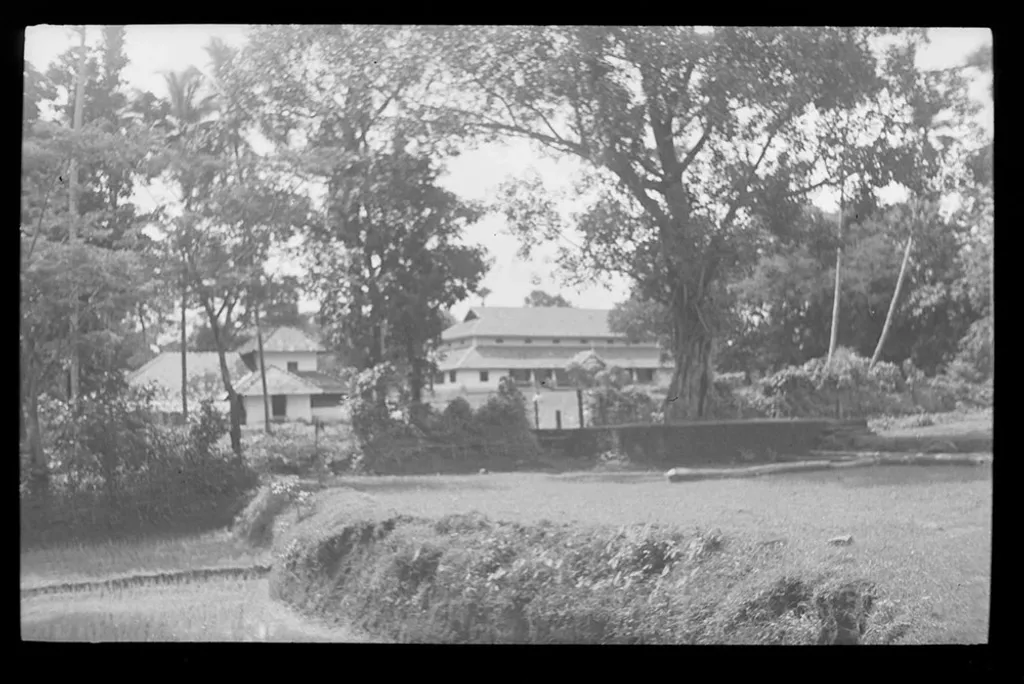 നമ്പൂതിരിമാർ, തമിഴ് ബ്രാഹ്മണർ, നായന്മാർ, ക്രിസ്ത്യാനികൾ തുടങ്ങി വിവിധ തുറകളിൽപ്പെട്ടവർ അംഗങ്ങളായി വന്നതിലൂടെ കലാമണ്ഡലത്തിന് ആരംഭകാലത്തുതന്നെ സാമൂഹിക വൈവിധ്യം ലഭിച്ചു. ഇങ്ങനെ രൂപം കൊണ്ട കലാമണ്ഡലം, കഥകളിയുടെയും മറ്റു കേരളീയ കലാരൂപങ്ങളുടെയും പുറംലോകത്തെക്കുള്ള യാത്രയ്ക്ക് വേദിയായി. Photo Credit/ Alice Boner-Courtesy Muesum Rietberg