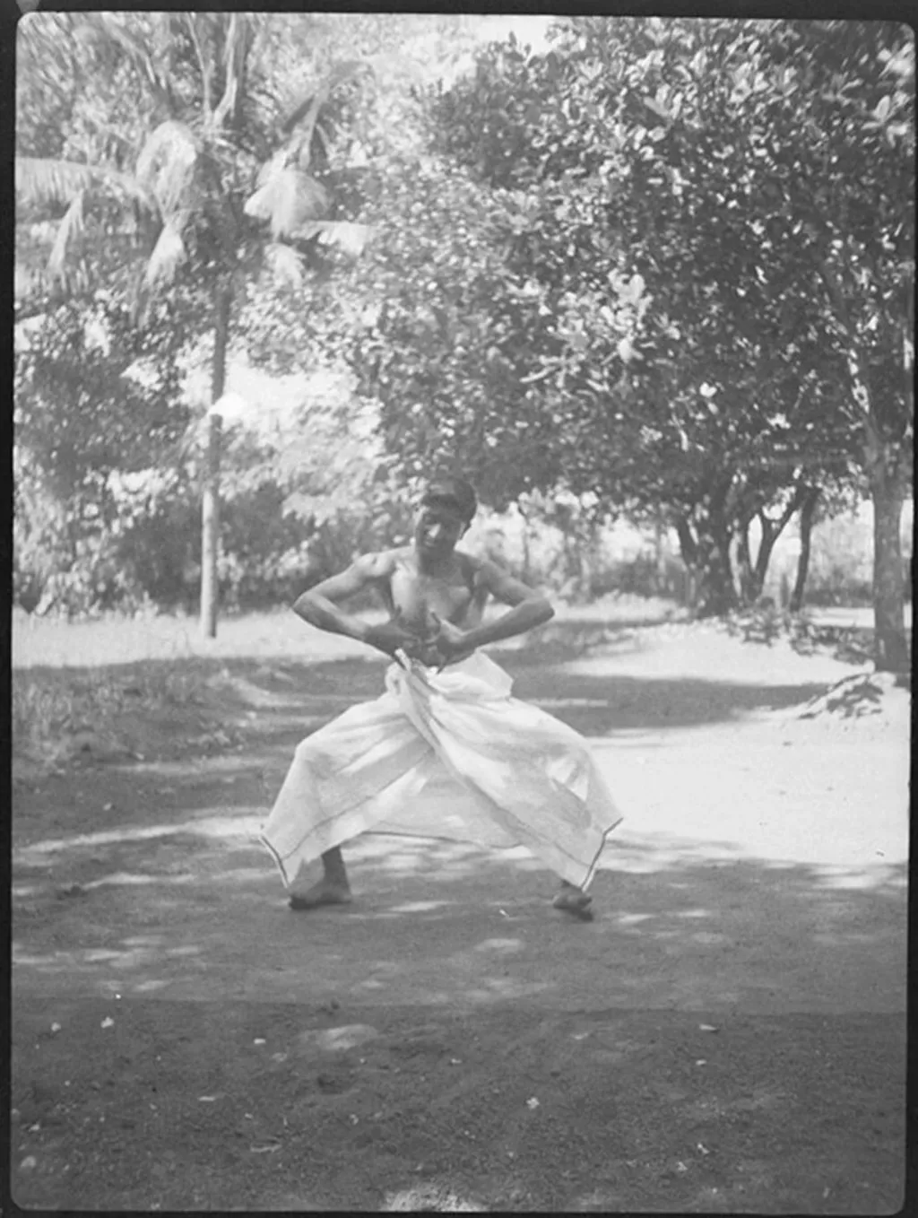 കലാമണ്ഡലം കൃഷ്ണൻനായർ. ഇംഗ്ലണ്ടുകാരിയായ സ്റ്റാൻ ഹാർഡിഞ്ച് ആണ് പുതിയേടത്തു കൃഷ്ണൻ എന്ന കുട്ടിയെ  കലാമണ്ഡലത്തിൽ ചേർത്തത്. ആ വിദ്യാർത്ഥിയാണ് പിന്നീട് കലാമണ്ഡലം കൃഷ്ണൻനായർ എന്ന പേരിൽ പ്രശസ്തനായത്. 