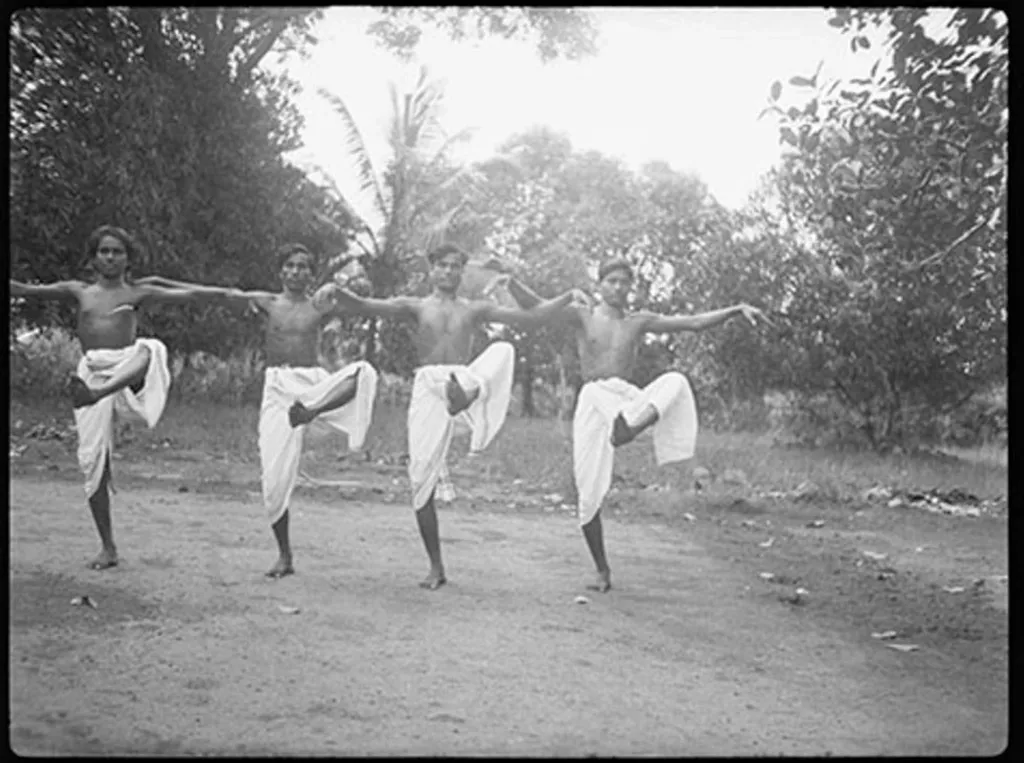 പുറപ്പാട് അഭ്യസിക്കുന്ന വിദ്യാർത്ഥികൾ. കഥകളി വേഷത്തിനു പുറമെ വായ്പ്പാട്ടും ചെണ്ടയും മദ്ദളവും കലാമണ്ഡലത്തിൽ ചിട്ടയോടെ പഠിപ്പിക്കാൻ തുടങ്ങിയത് തീർത്തും പരിമിത സൗകര്യങ്ങളിലാണ്.   Photo Courtesy/ Muesum Rietberg