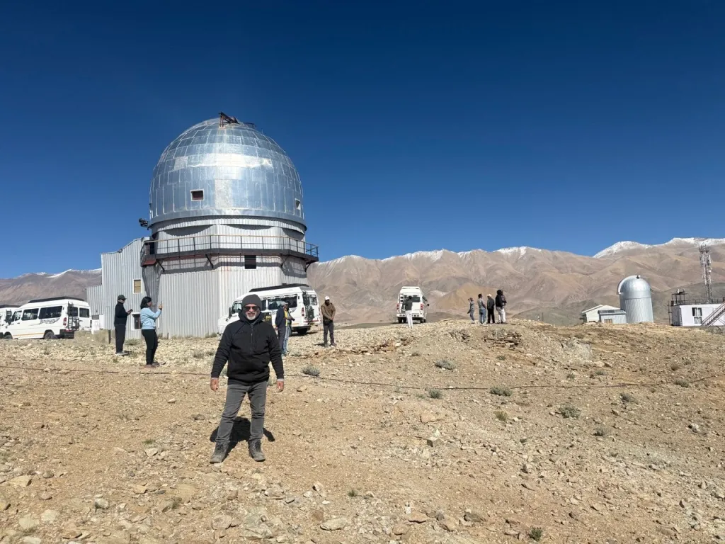 ഹാനിലെയിലെ ആസ്ട്രോ-അംബാസഡർമാർഉള്ള ഹോംസ്റ്റേകളിൽ അവരുടെ സഹായത്താൽ സ്റ്റാർഗാസിങ്ങും ചെയ്യാം. അവർക്കുവേണ്ടി ആധുനിക ടെലെസ്കോപ്പും ട്രെയിനിങ്ങും കൊടുക്കുന്നത് IIA ആണ്. 