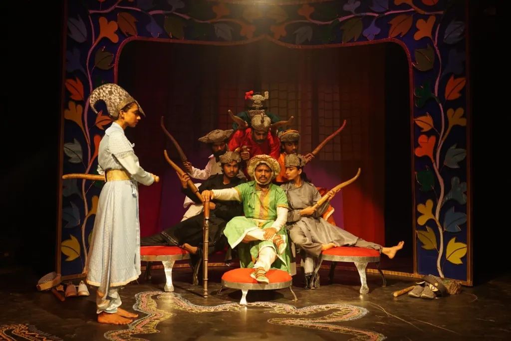 അനുകരണമല്ല കണ്ടെത്തലാണ് അഭിനയമെന്നാണ് സ്പോർട്ടീവ് തീയറ്ററിന്റെ രസതന്ത്രം. അഭിനേതാക്കൾ സ്വയംതന്നെ അതിന്റെ രൂപനിർമാണത്തിൽ ഭാഗമാവുന്നു. നാട്യശാസ്ത്രത്തിലെ പഞ്ചഗന്ധികളെ ആസ്പദമാക്കിയാണ് അവതരണം.