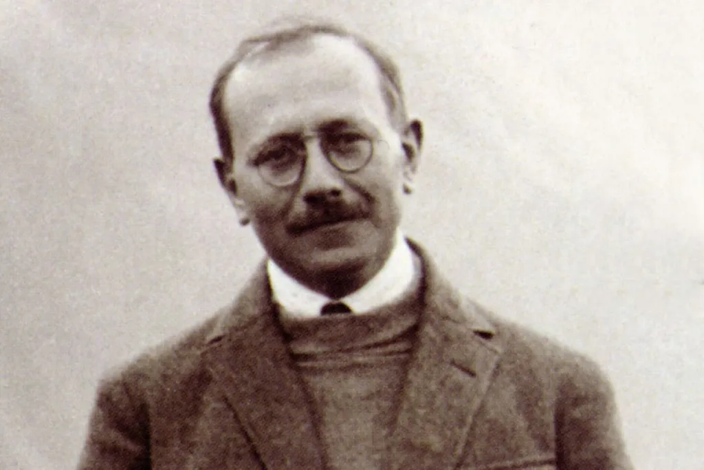 ഫ്രഞ്ച് ഹിസ്റ്റോറിയനായ Marc Bloch-നാണ് ചരിത്രത്തെ സയൻസുമായി സഹകരണത്തിന്റെ പാതയിലേക്ക് കൊണ്ടുവന്നത്. ഭൂതകാലത്തെ മനസ്സിലാക്കാൻ ചരിത്രത്തിന് നിരവധി വിഷയങ്ങളുടെ ഏകോപനം ആവശ്യമാണ് എന്നായിരുന്നു മാർക്ക് പറഞ്ഞത്. 