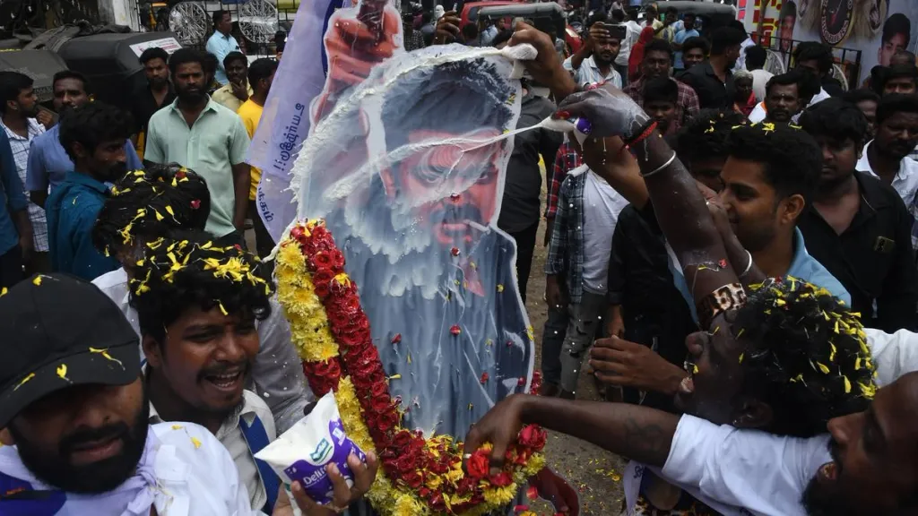 ഒരു ഫാൻസ്‌ അസോസിയേഷനെ രാഷ്ട്രീയ പാർട്ടിയായി പരിണമിപ്പിക്കുമ്പോൾ, പ്രവർത്തകരെ രാഷ്ട്രീയവൽക്കരിക്കാൻ വിജയ് ശ്രദ്ധ ചെലുത്തിയില്ല.