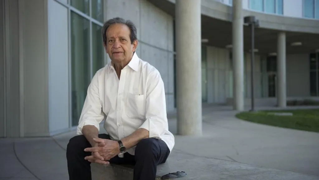 ijaz Ahmad ചൂണ്ടിക്കാണിച്ചതുപോലെ, ഇടതുപക്ഷം സംസ്കാരത്തോടുള്ള വിമർശനാത്മക ഇടപെടലിലൂടെ സാമൂഹിക പുരോഗതിയെ മുന്നോട്ട് കൊണ്ടു പോയതുകൊണ്ടാണ്, ചരിത്രപരമായി അത് ഒരു സാമൂഹ്യ ശക്തിയായി നിലകൊണ്ടത്.