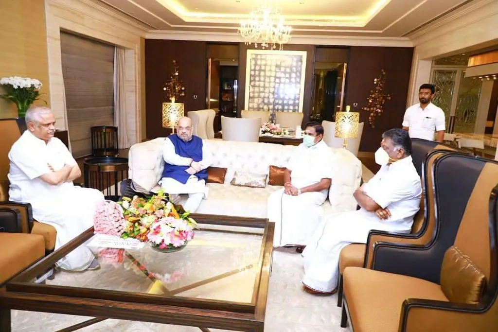 ശക്തമായ മുന്നണി രൂപീകരിക്കുന്നതിന്റെ ഭാഗമായി കഴിഞ്ഞ ഏപ്രിലിൽ ചെന്നൈയിലെത്തിയ അമിത് ഷാ സഖ്യം പ്രഖ്യാപിച്ചു. AIADMK, പന്നീർ സെൽവത്തിന്റെ നേതൃത്വത്തിലുള്ള വിമത വിഭാഗം, ടി.ടി.വി. ദിനകരന്റെ AMMK, PMK, TMC, കൂടാതെ മറ്റു ചെറു കക്ഷികൾ ചേർന്നൊരു വിശാല മുന്നണിയാണ് ബി.ജെ.പി ലക്‌ഷ്യം.