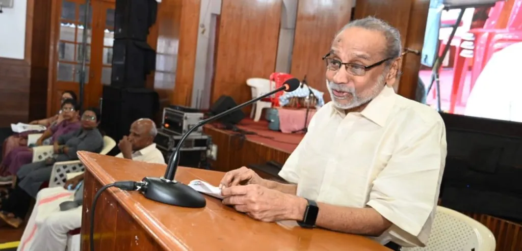 മന്ദാകിനി നാരായണൻ ജന്മശതാബ്ദിയാഘോഷത്തിൽ ബി. രാജീവൻ പ്രഭാഷണം നടത്തുന്നു.