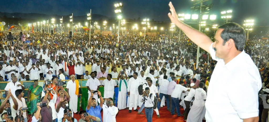 PMK സ്ഥാപക നേതാവ് എന്ന നിലയിൽ തനിക്കും അധ്യക്ഷനായ അൻപുമണിക്കും ഇടയിലുണ്ടായ അഭിപ്രായ വ്യത്യാസമാണ് ഡോ. രാമദാസിനെ വീണ്ടും പൊതുമധ്യത്തിൽ എത്തിക്കുന്നത്. 