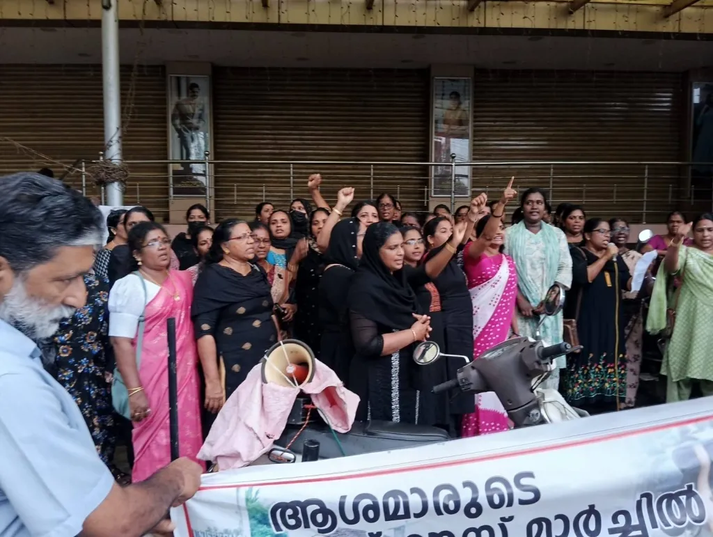 ആയിരം രൂപയുടെ ഓണറേറിയം വർധന, 263 ദിവസം ആശമാർ തെരുവിൽ നടത്തിയ പോരാട്ടത്തിലൂടെ നേടിയെടുത്തതാണെന്ന് അസോസിയേഷൻ പറഞ്ഞു. ഓണറേറിയം സംസ്ഥാനമല്ല കേന്ദ്രമാണ് നൽകേണ്ടതെന്ന് സമരം തുടങ്ങിയ നാൾ മുതൽ സർക്കാർ പറഞ്ഞതാണ്.