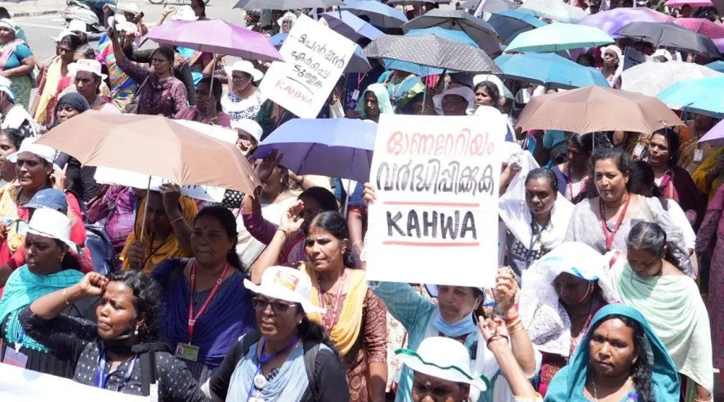 ദലിത്‌, സ്ത്രീ, ആദിവാസി, മത്സ്യതൊഴിലാളി സമരങ്ങൾ ഉൾപ്പടെയുള്ള നിരന്തരമായ വർഗ്ഗസമരങ്ങൾ, എന്നിവ ഭരണത്തിൽക്കൂടി ശക്തമായി പ്രതിഫലിച്ച പാരമ്പര്യം കേരളത്തിനുണ്ട്. 