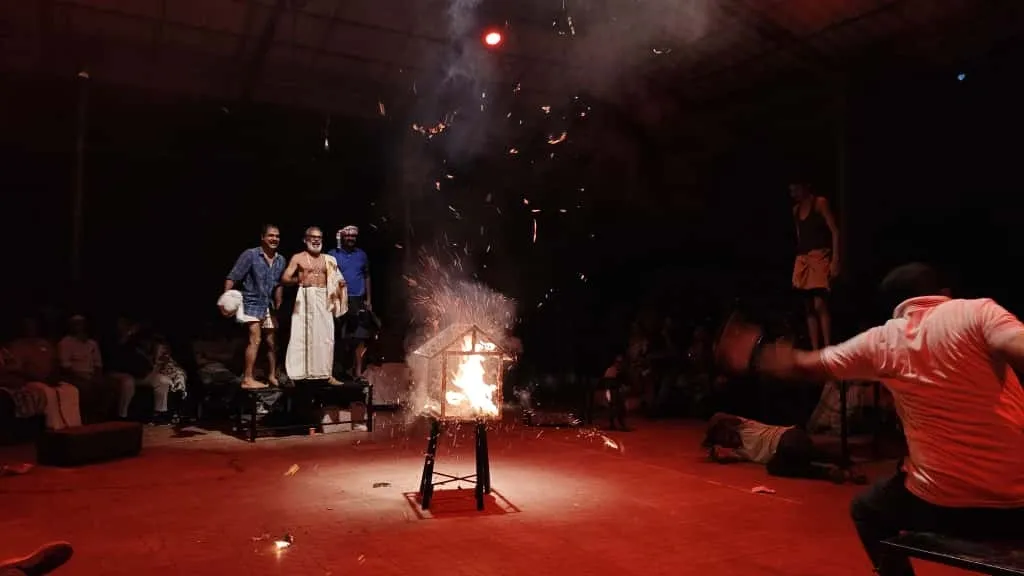 നാടകവും സിനിമയും തമ്മിലുള്ള വ്യത്യാസം കേവലമായ സാങ്കേതികതയിൽ മാത്രമല്ല നിൽക്കുന്നത്. രണ്ടിനും നാടകീയമായ, സംഘർഷാത്മക പ്രമേയം സ്വീകാര്യമാണ്. 