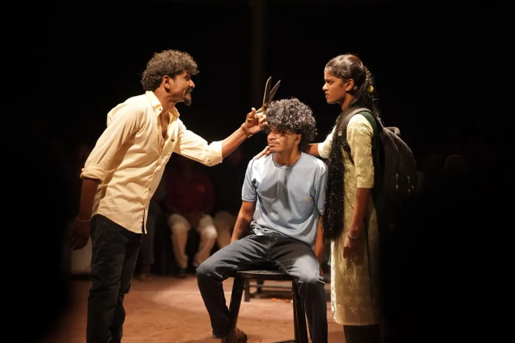 സാമൂഹിക അനീതികളെ ആവിഷ്കരിച്ചതിനാലും മിനിമലായ രൂപം അവതരണത്തിന് സ്വീകരിച്ചതിനാലും ദരിദ്രനാടകസങ്കല്പങ്ങളോട് ചേർത്തുനിർത്താവുന്ന അവതരണമായിരുന്നു അശു.