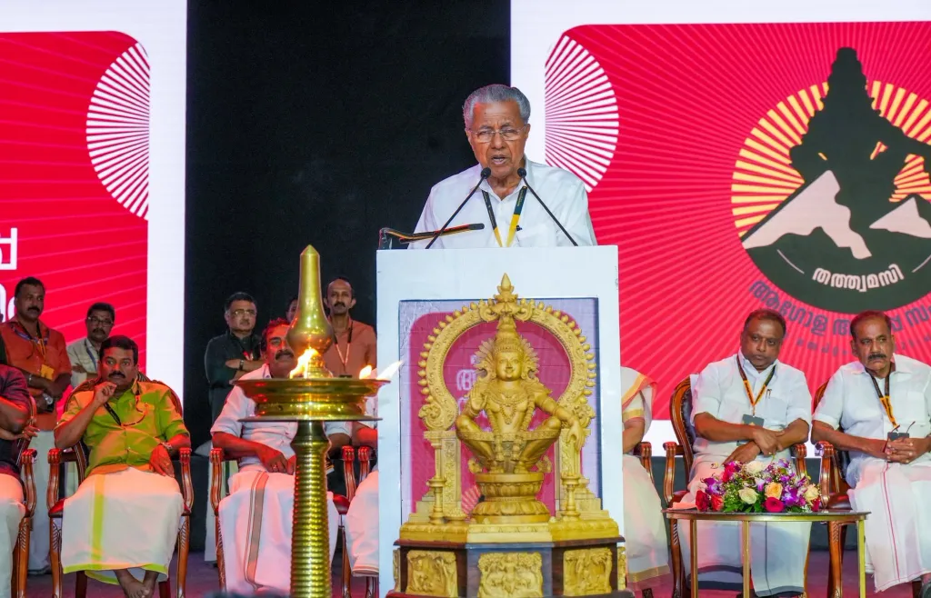 ബാബരി മസ്ജിദ് പൊളിച്ച് ആ പള്ളിപ്പറമ്പിൽ നിർമ്മിച്ച ക്ഷേത്രത്തിൽ വിഗ്രഹപ്രതിഷ്ഠക്കു പോയ പ്രധാനമന്ത്രിയുടെ മനോഭാവം തന്നെയാണ് അയ്യപ്പസംഗമം ഉദ്ഘാടനം ചെയ്ത കേരള മുഖ്യമന്ത്രിയും പ്രകടിപ്പിച്ചതെന്ന് കാണാതിരിക്കരുത്. 