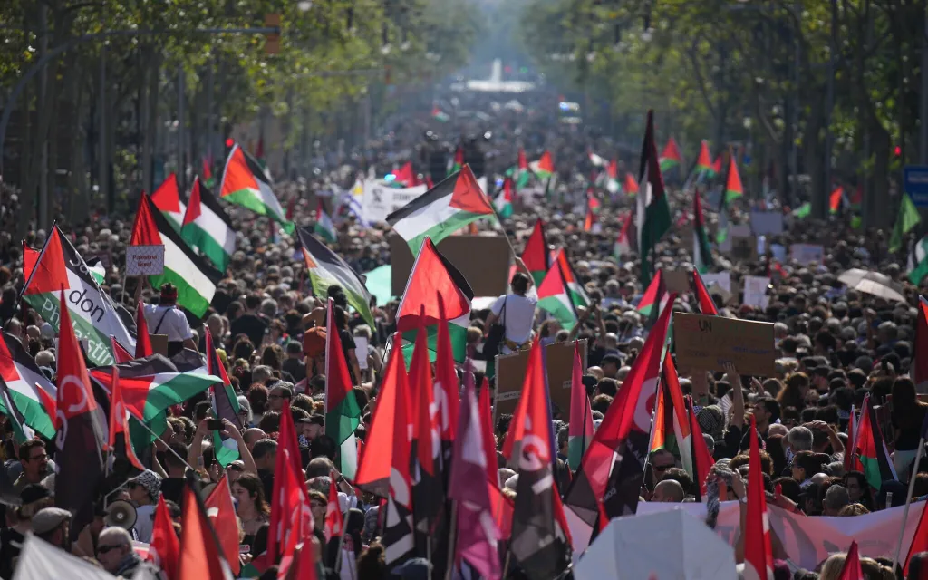 സ്പെയിൻ തലസ്ഥാനമായ മാഡ്രിഡ്, രണ്ടാമത്തെ വലിയ നഗരമായ ബാർസലോണ എന്നിവിടങ്ങളിൽ ഒരു ലക്ഷത്തിലധികമാളുകൾ ഇസ്രായേലിനെതിരെയുള്ള റാലിയിൽ അണി നിരന്നു.