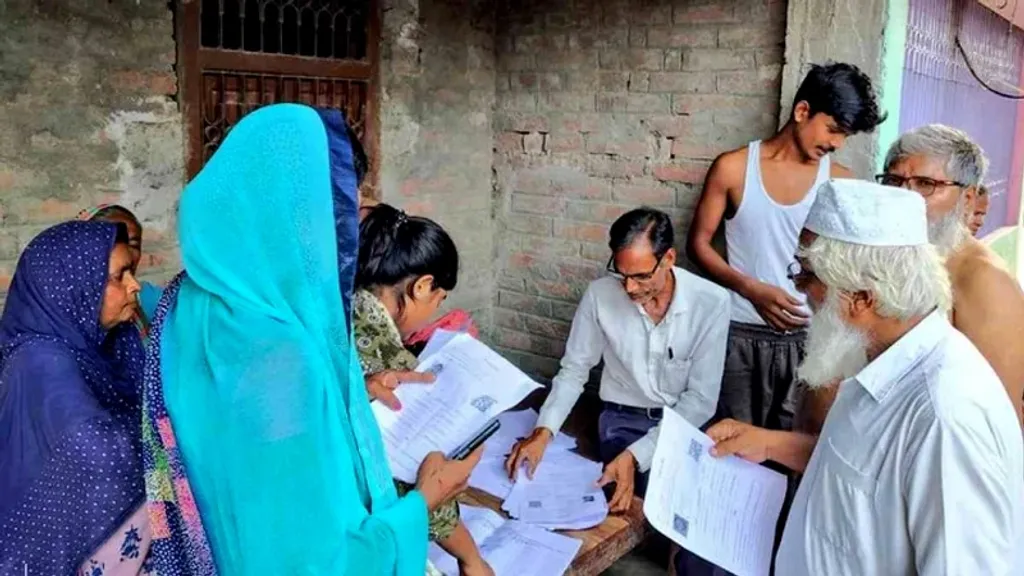 വോട്ടർ പട്ടിക നവീകരിക്കുന്ന പദ്ധതിയെന്ന നിലയിൽ SIR (Special Intensive Revision) തെറ്റായിട്ടുള്ളതോ എതിർക്കപ്പെടേണ്ടതോ അല്ല. പക്ഷെ വളരെ പരിമിതമായ സമയം നൽകി, ധൃതി പിടിച്ച് അത് നടപ്പാക്കുന്നത്, പാർശ്വവത്കൃതരേയും ന്യൂനപക്ഷങ്ങളേയും ബോധപൂർവ്വം പട്ടികക്ക് പുറത്താക്കുന്നതിന് വേണ്ടിതന്നെയാണെന്ന് ബിഹാർ തെളിയിച്ചു.