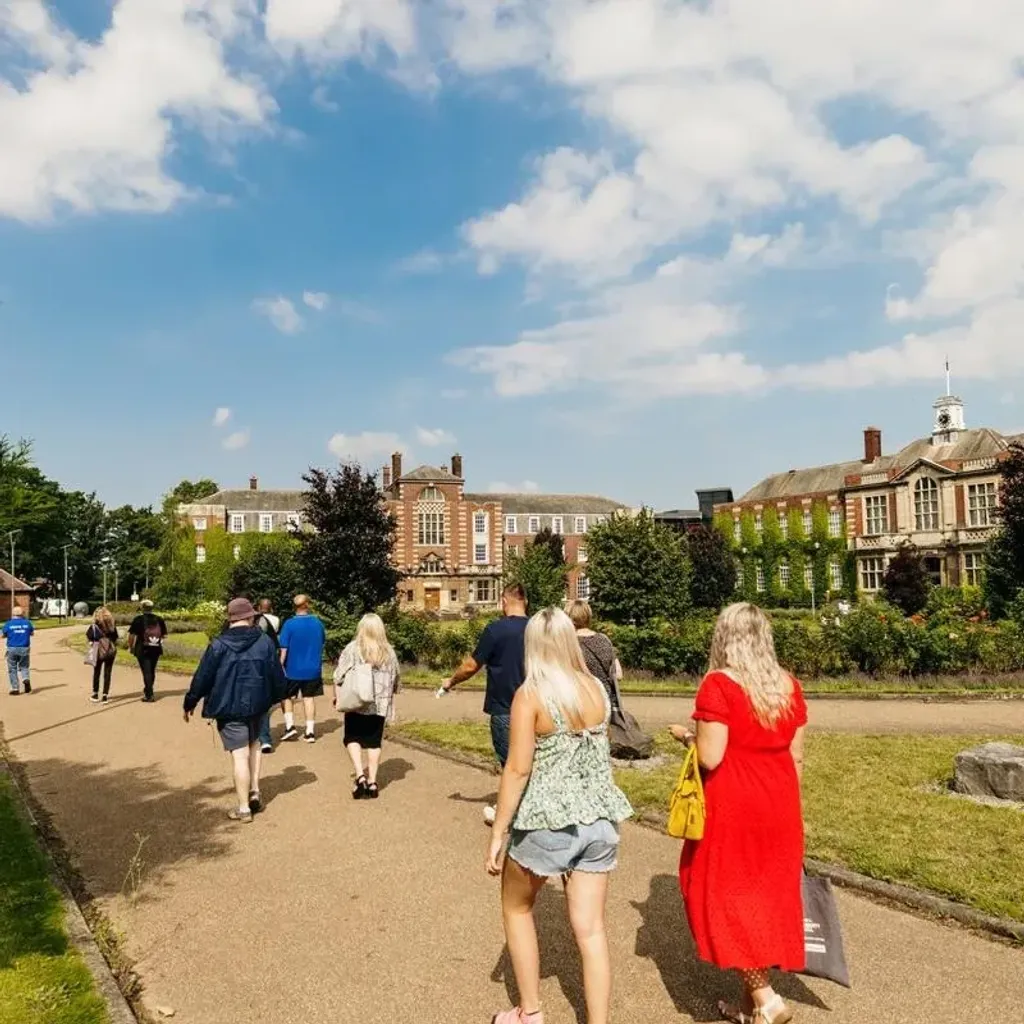 കുടിയേറ്റക്കാരനുഭവിക്കുന്ന പ്രകൃതിപരീക്ഷണങ്ങളിൽ ഏറ്റവും ക്രൂരമായ ചില അനുഭവങ്ങളുണ്ട്. വിന്ററിൽ ദിവസത്തിന്റെ ദൈർഘ്യം വല്ലാതെ ചുരുങ്ങും. ജനുവരി ദിനങ്ങളിൽ രാവിലെ എട്ട് മണിക്കാണ് യു.കെയിൽ സൂര്യനുദിക്കുന്നത്. 