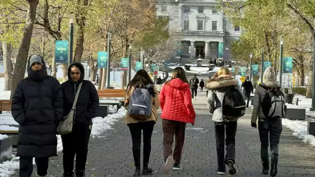 ഒരു വ്യക്തി തന്റെ വ്യക്തിത്വത്തിൽ നിന്നകന്നകന്ന് ഇല്ലാതാകുന്ന ദുരന്തം. ഈ ദുരന്തം, പാശ്ചാത്യത്തിലേക്ക് കുടിയേറിയ പല Gen-Z കളിലും സംഭവിച്ചുകൊണ്ടിരിക്കുന്ന ഒന്നാണ്.