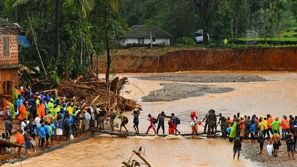 ചൂരൽമല മുണ്ടക്കൈ ദുരന്തം നഷ്ടപ്പെടുത്തിയത് മനുഷ്യ ജീവനുകളും കൃഷിയും വീടുകളും സ്വത്തുക്കളും വ്യാപാര സ്ഥാപനങ്ങളും മാത്രമല്ല, മറിച്ച് സ്ത്രീകൾ ഒരു ജീവിതകാലം മുഴുവൻ അദ്ധ്വാനിച്ച് ഉണ്ടാക്കിയ ഉപജീവന സാധ്യതകളും സാമ്പത്തിക സുരക്ഷിതത്വവും കൂടിയാണ്. 