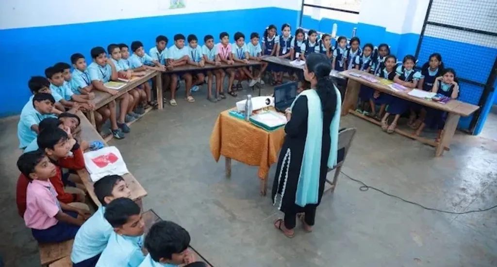 പാഠ്യപദ്ധതിയിൽ അമിതമായി ഉള്ളടക്കം കുത്തിനിറയ്ക്കുന്ന രീതി (Bulk Inclusion) ഒഴിവാക്കി, മികച്ച ഏതാനും പാഠഭാഗങ്ങളെ മാത്രം കേന്ദ്രീകരിച്ച്, അവയുടെ പ്രയോഗക്ഷമതയും (Application Skills) ആഴത്തിലുള്ള ധാരണയും വർദ്ധിപ്പിക്കുന്നതിനുള്ള പരിശീലനത്തിന് ഭാഷാദ്ധ്യയനത്തിൽ പ്രാധാന്യം നൽകണം. 