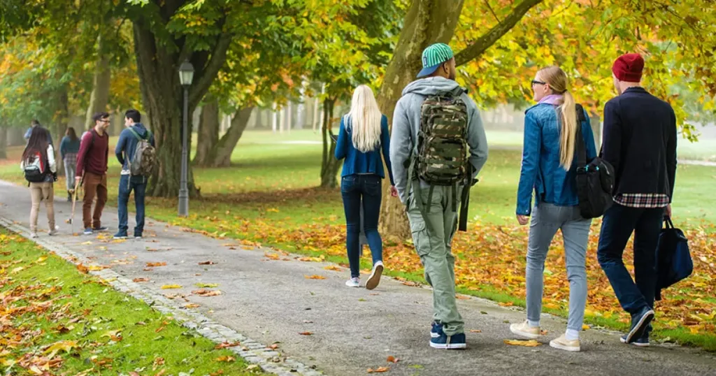 സ്വന്തം വ്യക്തിത്വത്തെ നാട്ടിലും വീട്ടിലുമെല്ലാം തളച്ചിട്ട് ഭ്രാന്തനായി മാറുമോയെന്ന ഭീതി തന്നെയാണ്, പലരെയും കുടിയേറാൻ പ്രേരിപ്പിക്കുന്നത്. 