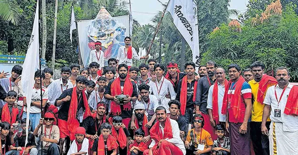 ഇ. എം. എസിന്റെ വിവർത്തനങ്ങളും സ്റ്റാലിനിസ്റ്റ് സാഹിത്യവും ചേർന്ന് തീർത്ത ‘കമ്മ്യൂണിസ്റ്റ് മലയാളി’, സഖാവായും മത വിശ്വാസിയായും ജാതിവാദിയായും സ്ത്രീ വിരുദ്ധനായും രൂപം മാറി നടക്കും, ഒരു ബുദ്ധിമുട്ടുമില്ലാതെ. 