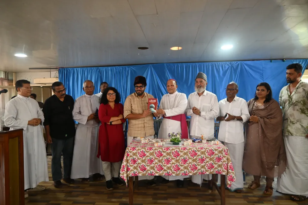 റാറ്റ് ബുക്സ് പ്രസിദ്ധീകരിച്ച് ഡോ. ജേക്കബ് നാലുപറയിൽ എഡിറ്റ് ചെയ്ത 'പാപ്പാ, പോപ്പ് ഫ്രാൻസിസിനെ വായിക്കാം' പുസ്തകം കോഴിക്കോട് അതിരൂപത ആർച്ച് ബിഷപ്പ് ഡോ. വർഗീസ് ചക്കാലക്കൽ ഡോ. എം.പി. അബ്ദുസ്സമദ് സമദാനി എം.പിക്ക് കൈമാറി പ്രകാശനം ചെയ്യുന്നു.