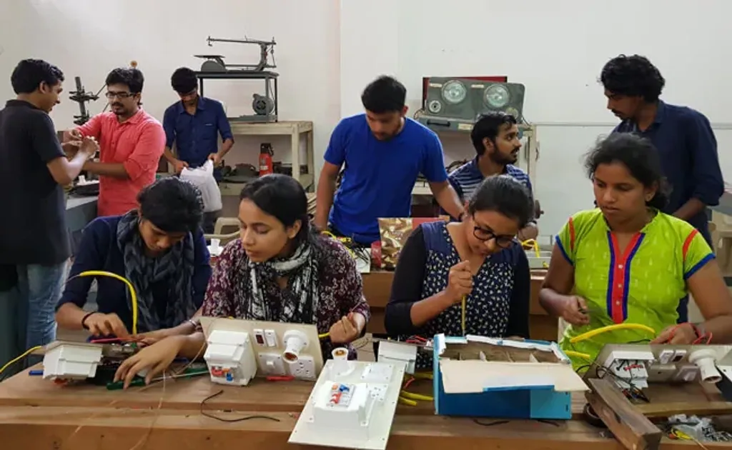 പാസ്സ് മാർക്കുമായി പുറത്തിറങ്ങുന്ന നമ്മുടെ എഞ്ചിനീയറിങ് വിദ്യാർത്ഥികളാവട്ടെ, ലോകത്തെ എഞ്ചിനീയറിങ് മേഖലയിലെ വലിയ വിഷയങ്ങളെ കൈകാര്യം ചെയ്യാൻ പ്രാപ്തിയുള്ളവരുമല്ല.