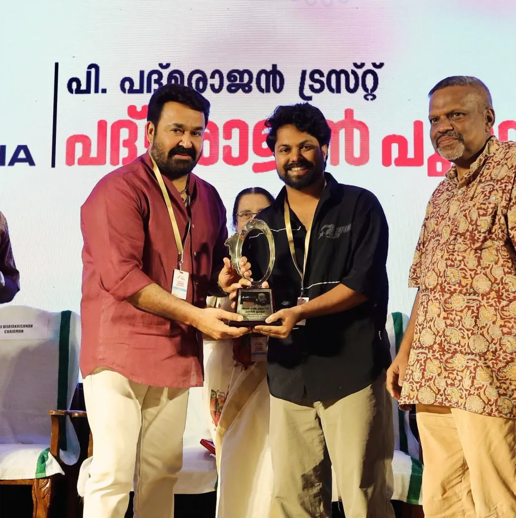 പദ്മരാജൻ പുരസ്‌കാരസമർപ്പണചടങ്ങിന്റെ സ്വപ്നതുല്യമായ വേദിയിൽ, എക്സൈറ്റ്മെന്റ് അതിന്റെ ഏറ്റവും ഹൈപ്പിൽ നിൽക്കുമ്പോഴാണ് ആദ്യമായി ഫാസിലിനെ കാണുന്നതും ഫെമിനിച്ചി ഫാത്തിമ വാരിക്കൂട്ടിയ അവാർഡുകളുടെ നീണ്ട നിര ശ്രദ്ധിക്കുന്നതും. 