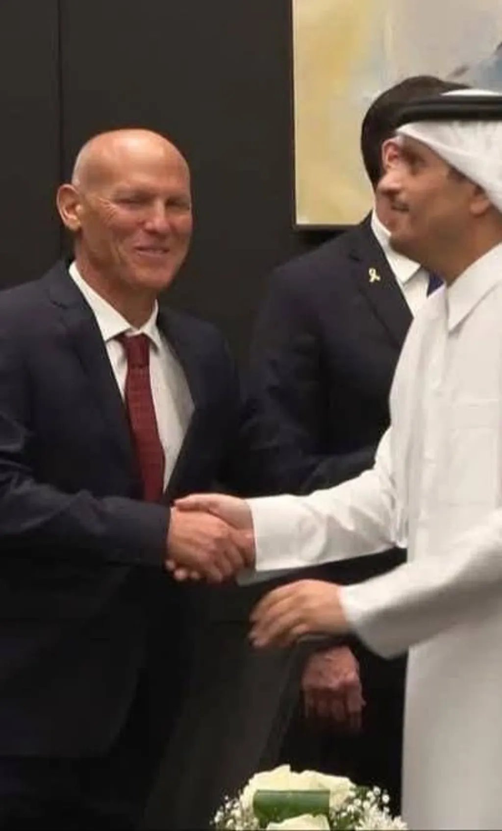 സമാധാന ചര്‍ച്ചകളില്‍ പങ്കെടുത്ത ഇസ്രായേൽ സംഘം നേതാവ് റിട്ട. മേജര്‍ ജനറല്‍ നിറ്റ്‌സാന്‍ അലോണ്‍, ഖത്തര്‍ പ്രധാനമന്ത്രിയും വിദേശകാര്യമന്ത്രിയുമായ മുഹമ്മദ് ബിന്‍ അബ്ദുറഹ്മാന്‍ അല്‍ഥാനിയെ അഭിവാദ്യം ചെയ്യുന്നു.