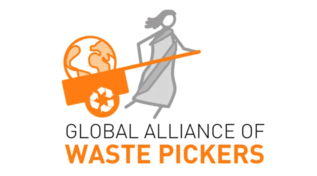 ലോകമെമ്പാടുമുള്ള മാലിന്യ തൊഴിലാളികളുടെ അന്താരാഷ്ട്ര സഖ്യം പോലുള്ള സംഘടനകൾ ഈ അനൗപചാരിക തൊഴിലാളി പ്രസ്ഥാനങ്ങളെ ഏകോപിപ്പിക്കുകയും, പ്രാദേശിക സർക്കാരുകളുടെ മാലിന്യ സംസ്കരണ പദ്ധതികളിൽ ഇവരെ ഔദ്യോഗിക പങ്കാളികളായി അംഗീകരിക്കാൻ ശക്തമായി വാദിക്കുകയും ചെയ്യുന്നുണ്ട്. 