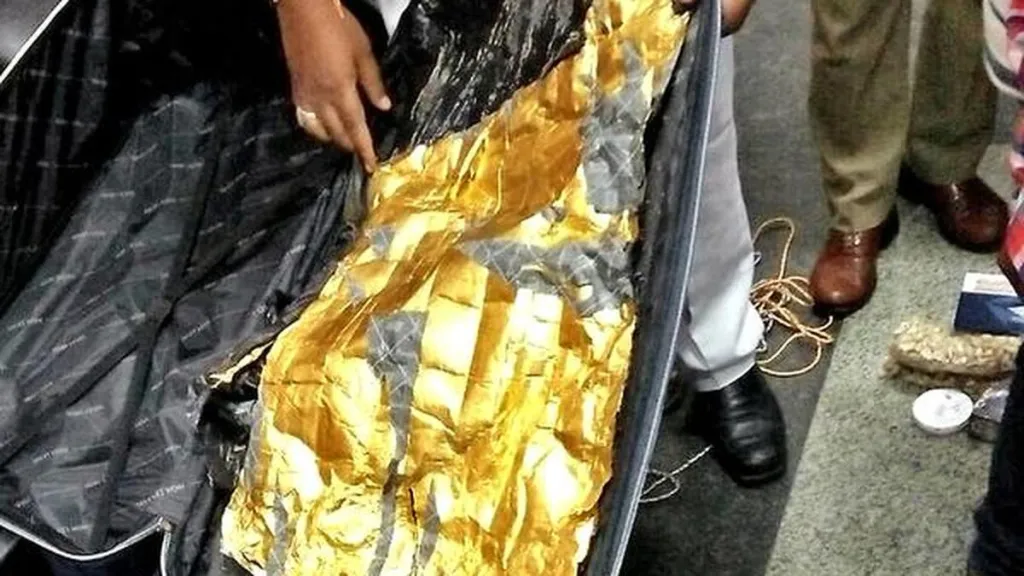 ഉയർന്ന ഇറക്കുമതി തീരുവ വിലയിൽ വലിയ അന്തരം സൃഷ്ടിക്കുന്നതിനാൽ, ഏറെക്കാലമായി വ്യാപകമായ തോതിൽ സ്വർണക്കള്ളക്കടത്ത് ഇവിടെ നടക്കുന്നുണ്ട്. കേരളത്തിലെ നാല് അന്താരാഷ്ട്ര വിമാനത്താവളങ്ങൾ സ്വർണകള്ളക്കടത്തിൻെറ പ്രധാന കവാടങ്ങളായി മാറുകയും ഈ വ്യാപാരം ഒരു നിഴൽ സമ്പദ്വ്യവസ്ഥ സൃഷ്ടിക്കുകയും ചെയ്യുന്നുണ്ട്.