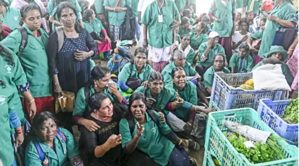  2025 സെപ്റ്റംബർ 16-ന് കോട്ടയം ജില്ലയിൽ കടയുടമയുടെ അസഭ്യ പെരുമാറ്റത്തിനെതിരെ ഹരിതകർമ്മസേനാ തൊഴിലാളികൾ നടത്തിയ പ്രതിഷേധം.