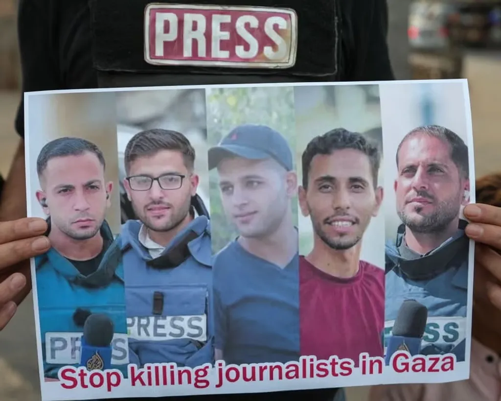ഗാസ നഗരത്തിലെ അൽശിഫ ആശുപത്രിക്ക് മുന്നിലുള്ള മാധ്യമപ്രവർത്തകരുടെ തമ്പിനു നേരെ ഇസ്രായേലി വിമാനം നടത്തിയ വ്യോമാക്രമണത്തിൽ അനസ് ഉൾപ്പെടെ അഞ്ചു മാധ്യമപ്രവർത്തകർ കൊല്ലപ്പെട്ടതായാണ് പലസ്തീൻ മാധ്യമങ്ങൾ റിപ്പോർട്ട് ചെയ്തത്. 