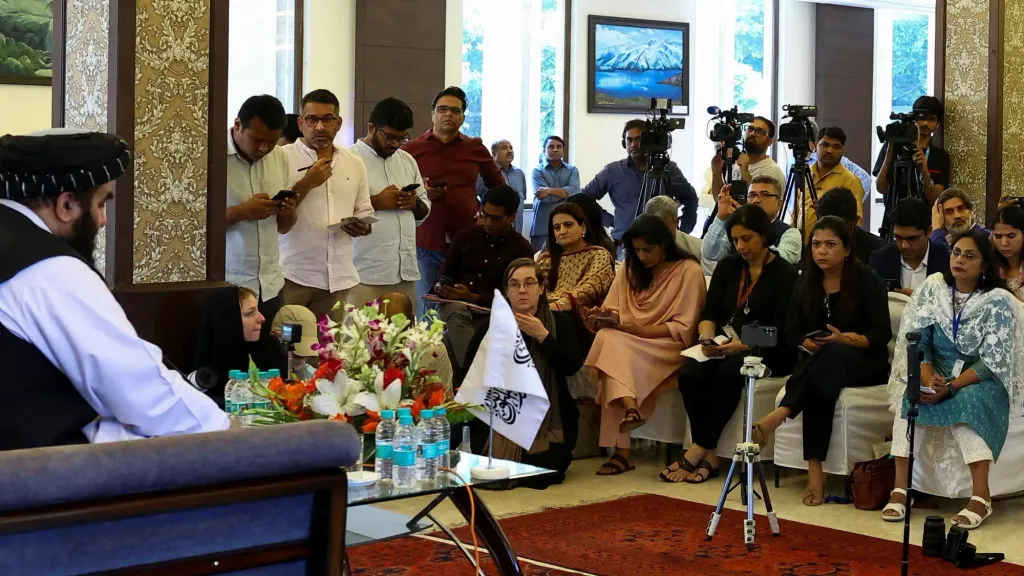 അഫ്ഗാനിസ്ഥാന്റെ വിദേശകാര്യ മന്ത്രി അമീർ ഖാൻ മുത്തഖിയുടെ വാർത്താസമ്മേളനത്തിൽ, വനിതാ മാധ്യമപ്രവർത്തകരെ കാണുന്നു.