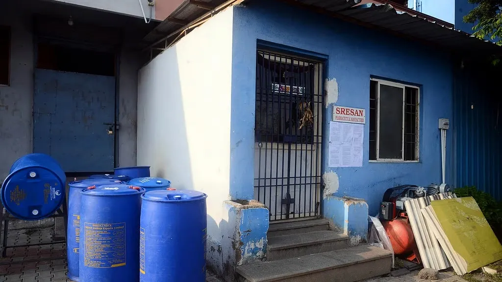 തമിഴ്നാട്ടിലെ കാഞ്ചീപുരത്തുള്ള, Coldrif- ന്റെ നിർമാണ പ്ലാന്റ്. തകര ഷീറ്റു കൊണ്ട് മേഞ്ഞ, മാലിന്യം നിറഞ്ഞ ഈ പ്ലാന്റ് പരിശോധനകളിലൊന്നും പെടാതെ എങ്ങനെ ‘സുരക്ഷിതമായി’ മരുന്നുൽപ്പാദിപ്പിച്ചുകൊണ്ടിരുന്നു എന്നത് ഇന്ത്യൻ മരുന്നുൽപ്പാദനമേഖലയുടെ പുഴുക്കുത്തുകളെ തുറന്നുകാട്ടുന്നു. 