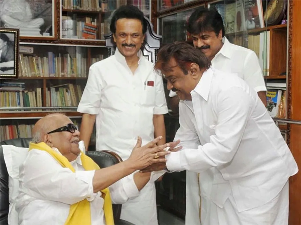 വിജയകാന്ത് സിനിമകളുടെ ടൈറ്റിൽ കാർഡുകളിൽ അദ്ദേഹത്തെ വിശേഷിപ്പിക്കാൻ 'പുരട്ചി കലൈജ്ഞർ' എന്ന് പേരിട്ടത് 'കലൈഞ്ജർ' കരുണാനിധിയോടുള്ള ആദരവിന്റെ കൂടി സാക്ഷ്യപത്രമായിരുന്നു. എം.ജി.ആറിന്റെ തീവ്ര ആരാധകനായിരുന്ന വിജയകാന്ത് കരുണാനിധിക്കും സമാനമായ ബഹുമാനം നൽകി. 